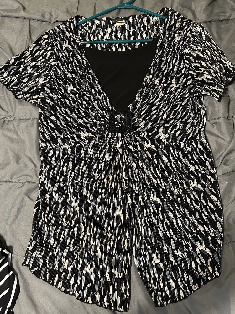 < Y2K Brittany Black and White Blouse with Sequins>